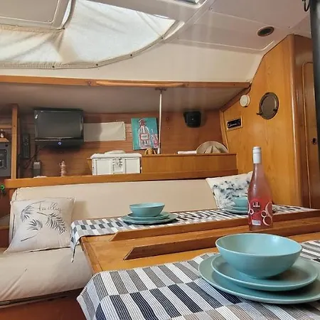 Velero En Port Forum Sail Boat Hotel en barco Barcelona