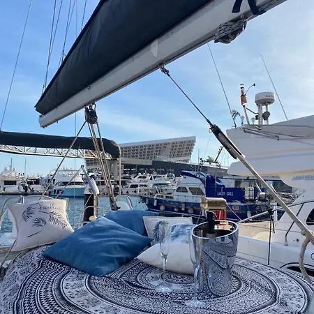 Velero En Port Forum Sail Boat Hotel en barco Barcelona